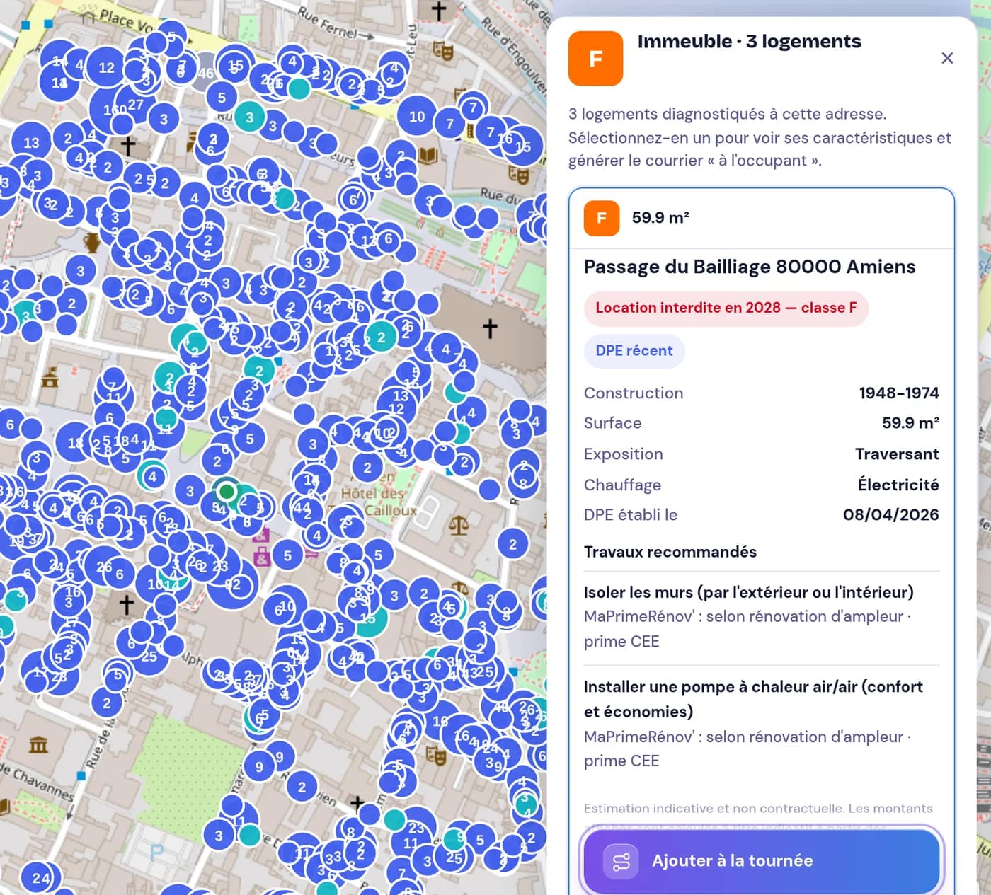 La fiche d'un immeuble de trois logements ouverte à côté de la carte : classe F, construit entre 1948 et 1974, chauffage électrique, travaux recommandés, et le bouton « Ajouter à la tournée ».